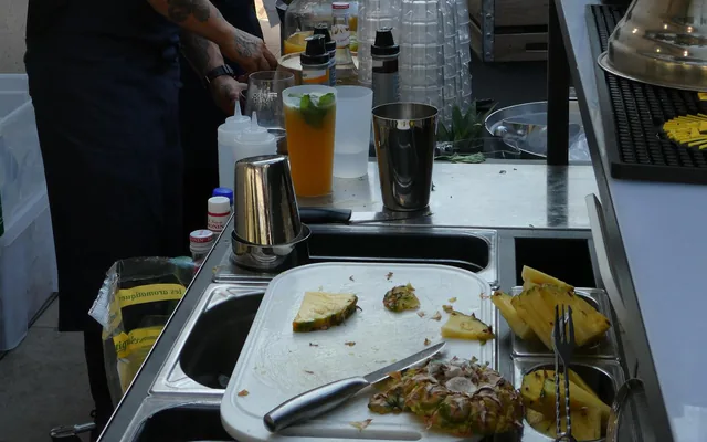 Bar à cocktails installé en extérieur pour un atelier