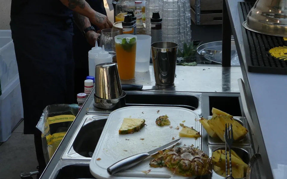 Bar à cocktails installé en extérieur pour un atelier