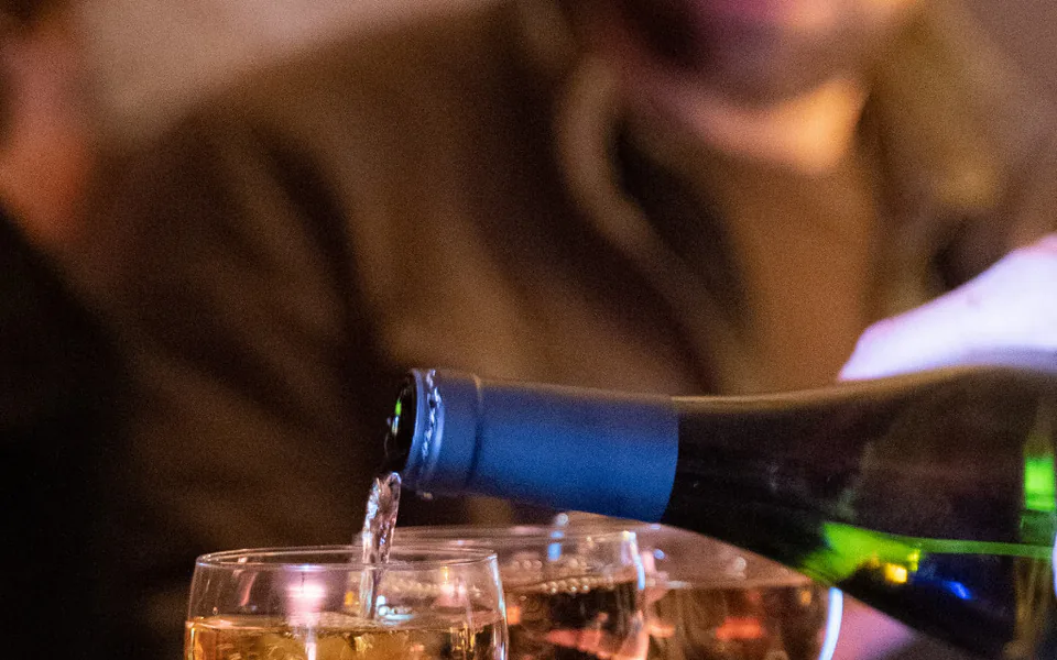 Service de champagne dans des coupes sur un bar