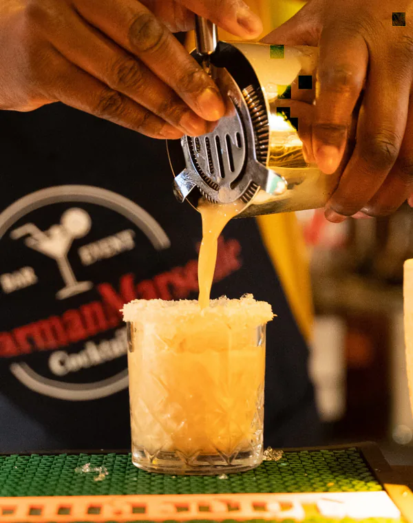 Bartender AlloBarmanMarseille préparant un cocktail