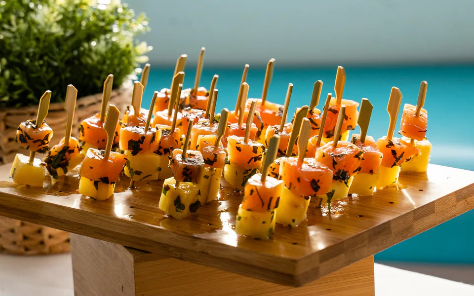 Buffet traiteur dressé pour une réception