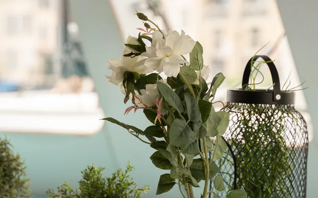 Décoration végétale et lanterne pour une réception en bord de mer