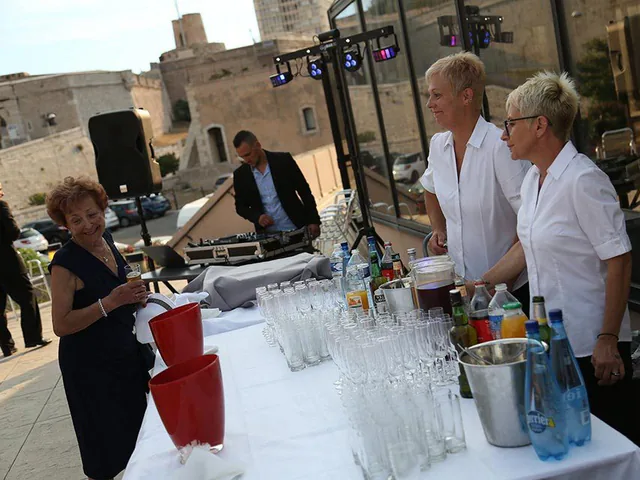 Salle de réception dressée pour un dîner assis