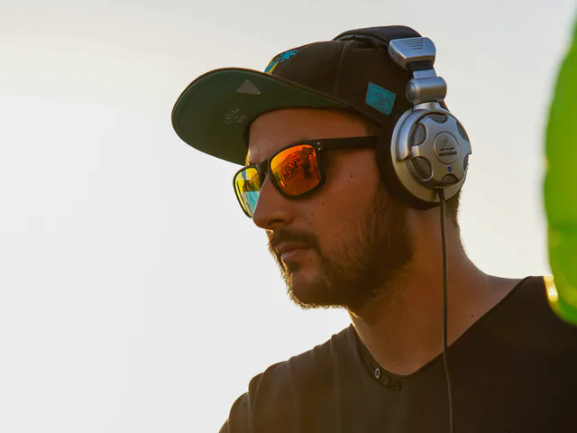 DJ de la communauté ADJM aux platines pendant une soirée d’entreprise