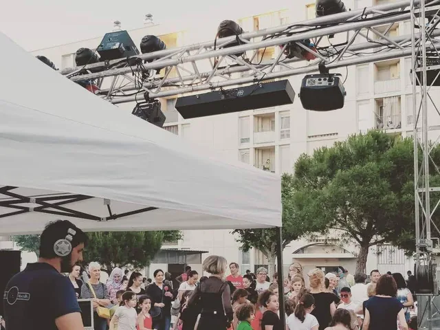 DJ lors d’un événement public en extérieur devant une foule