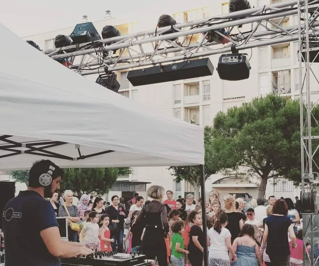DJ lors d’un événement public en extérieur devant une foule