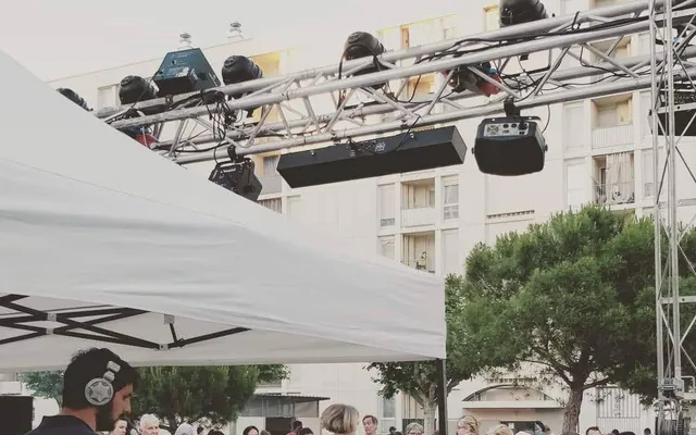 DJ lors d’un événement public en extérieur, devant une foule