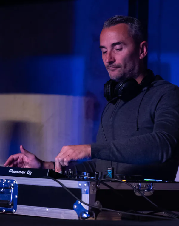 DJ ADJM aux platines Pioneer pendant un événement