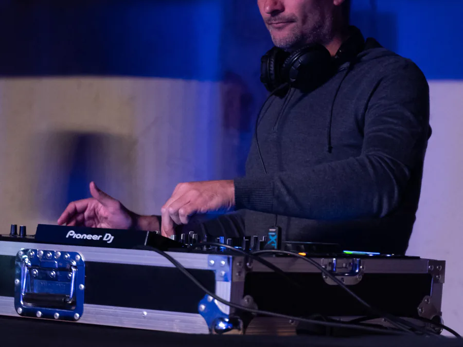 DJ de la communauté AlloDJMarseille aux platines