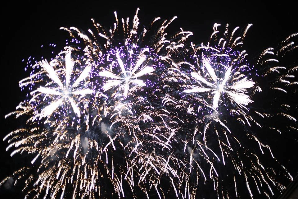 Feu d’artifice dans le ciel en soirée