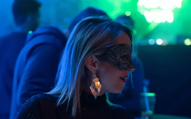 Invités d’une soirée d’entreprise réunis dans une salle éclairée en bleu