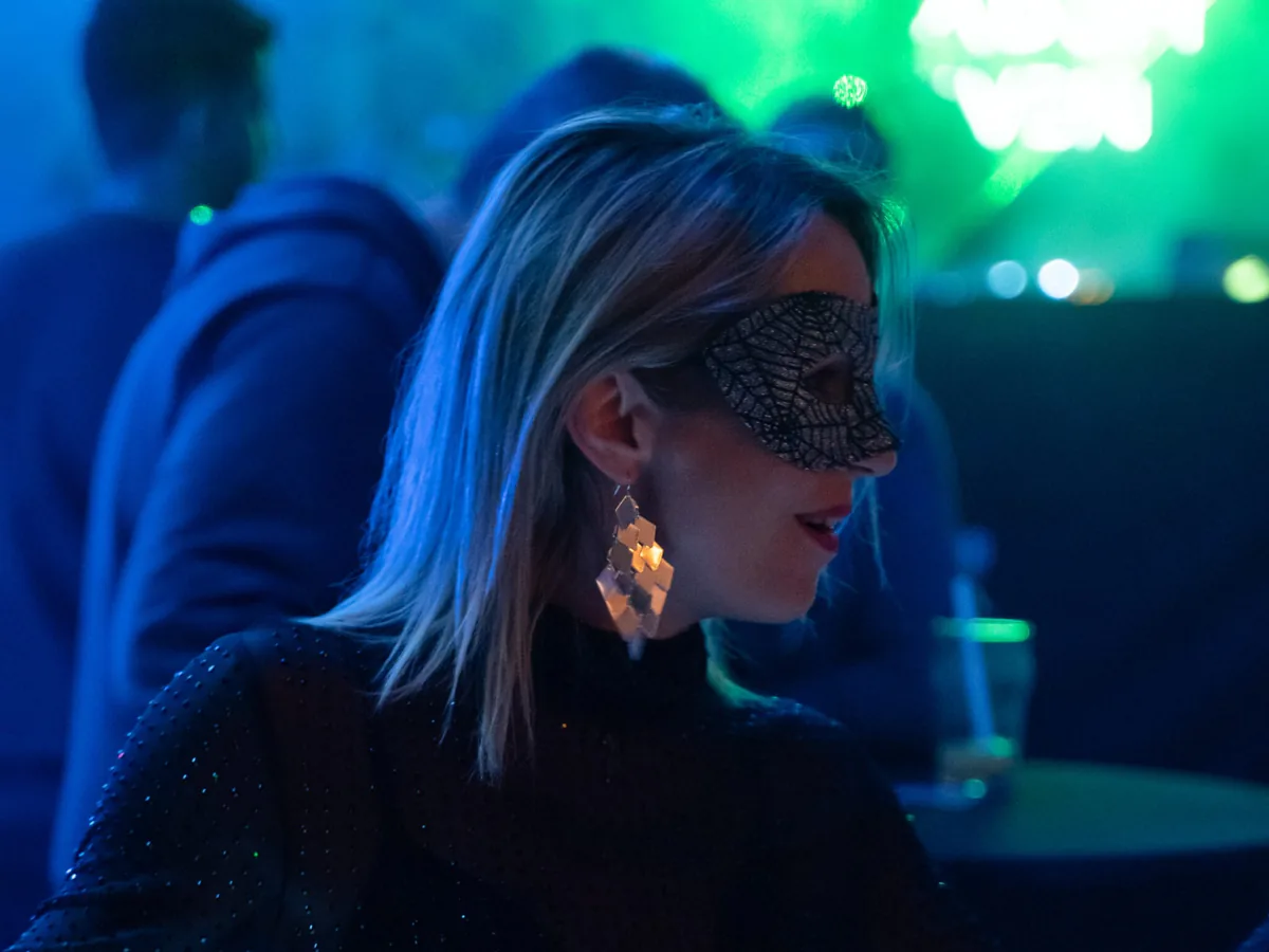 Invités d’une soirée d’entreprise réunis dans une salle éclairée en bleu