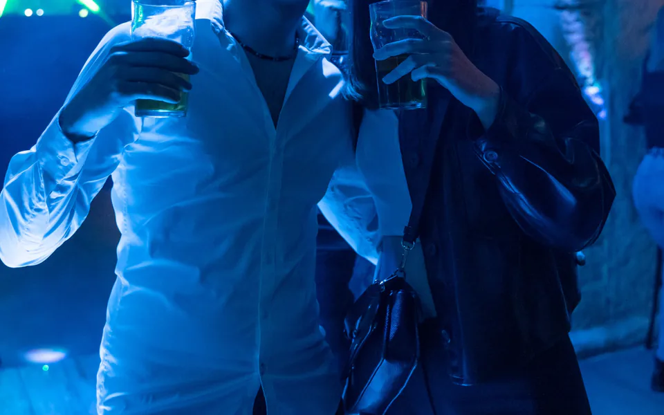 Invités qui dansent pendant une soirée