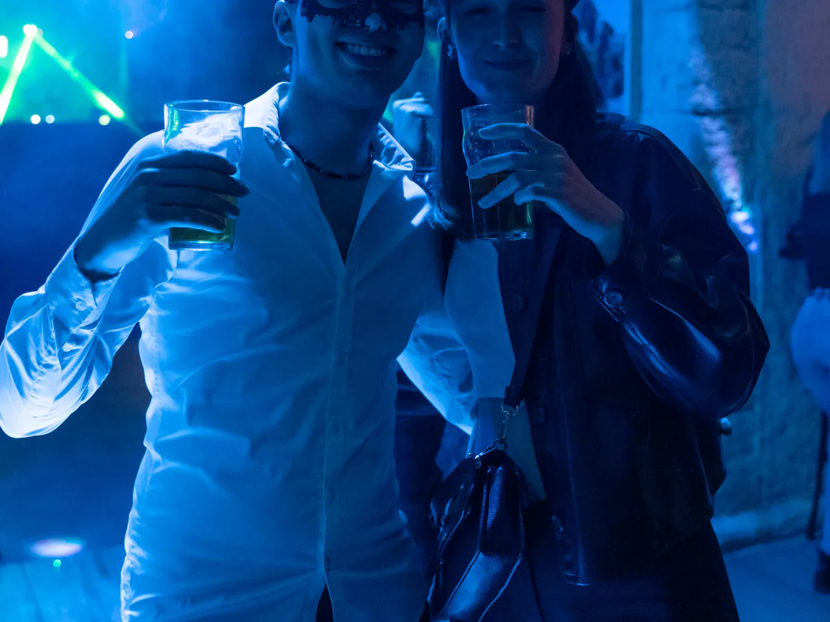 Invités qui dansent et s’amusent pendant une soirée