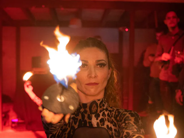 Performeuse jonglant avec du feu pendant une soirée