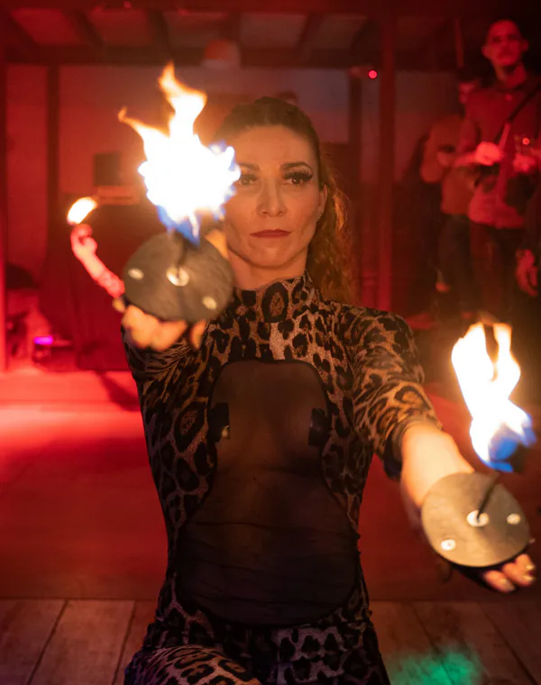 Performeuse de feu en soirée
