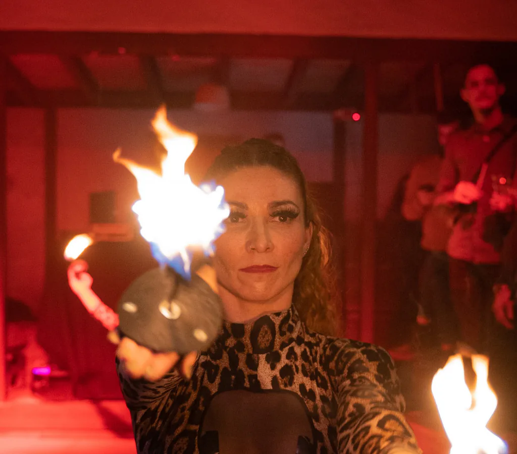 Performeuse jonglant avec du feu pendant une soirée
