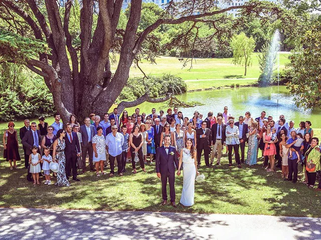 Grand groupe de participants réunis pour une photo dans un parc