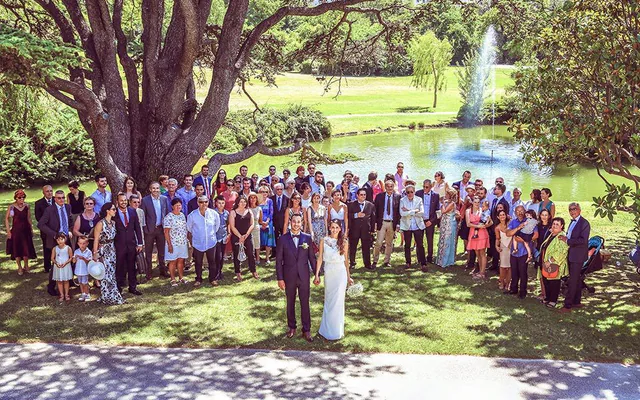 Grande photo de groupe en extérieur dans un parc