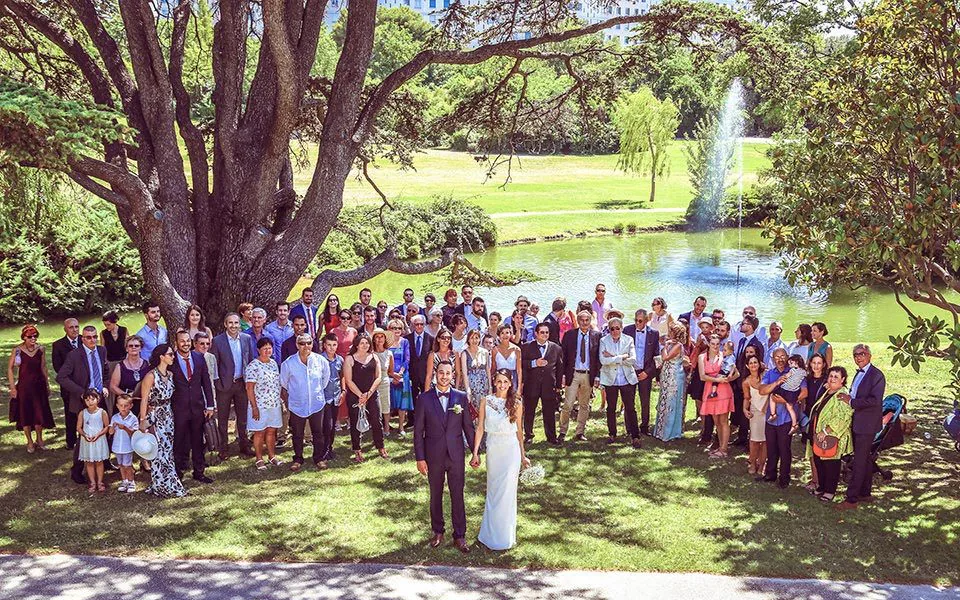 Grande photo de groupe réalisée dans un parc
