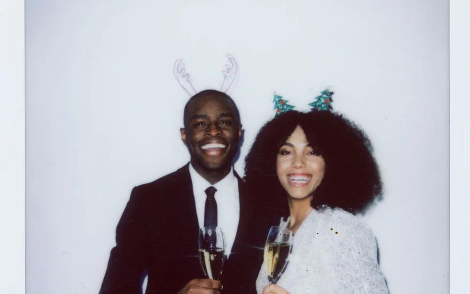 Invités posant devant une borne photobooth