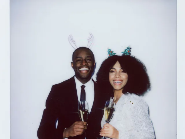 Invités qui posent devant une borne photobooth