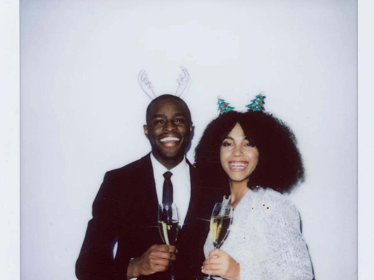 Invités qui posent devant une borne photobooth