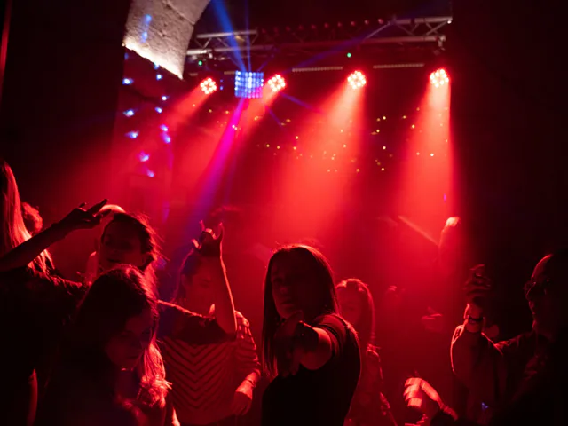 Piste de danse sous des lumières rouges pendant une fête