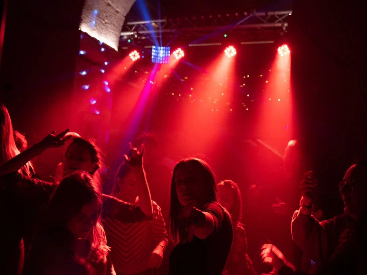 Piste de danse sous des lumières rouges pendant une fête