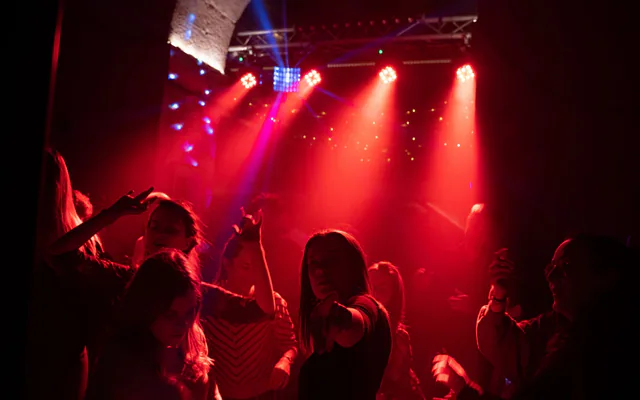 Piste de danse éclairée de lumières rouges pendant une soirée
