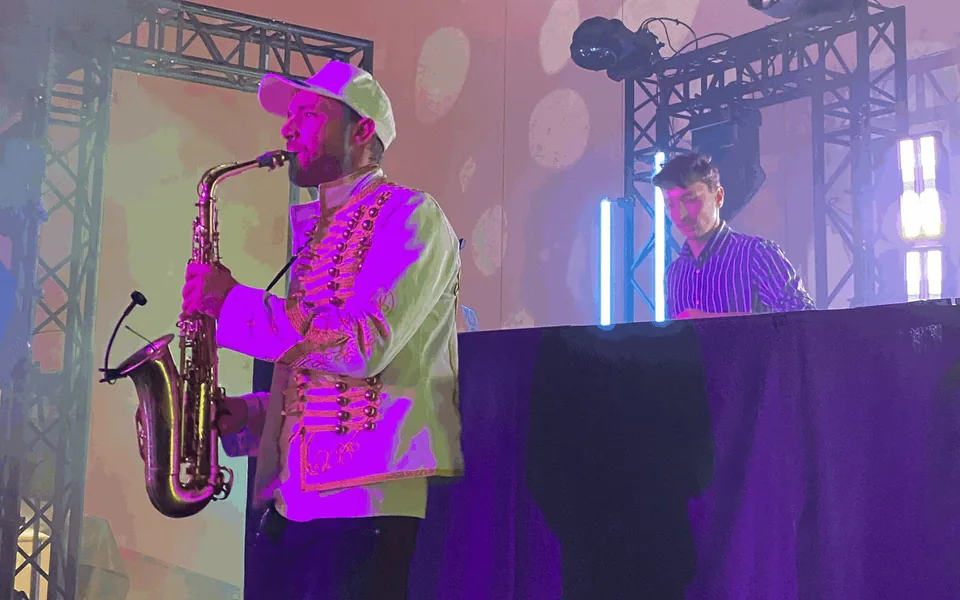 Saxophoniste et DJ jouant ensemble sur scène
