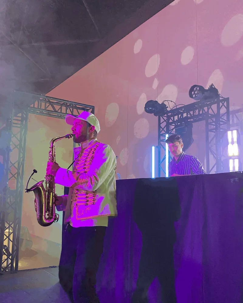 Saxophoniste et DJ ADJM sur scène