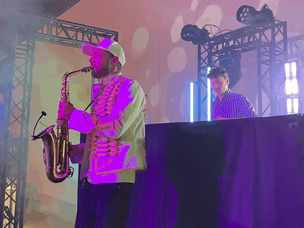 Saxophoniste et DJ sur scène pendant une soirée organisée par ADJM Événementiel