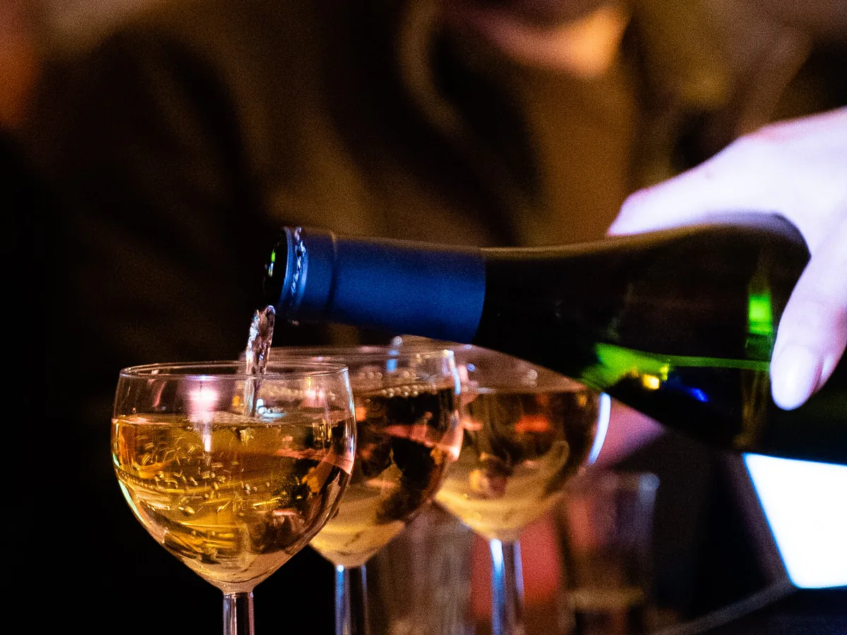 Champagne versé dans une rangée de flûtes lors d’une réception