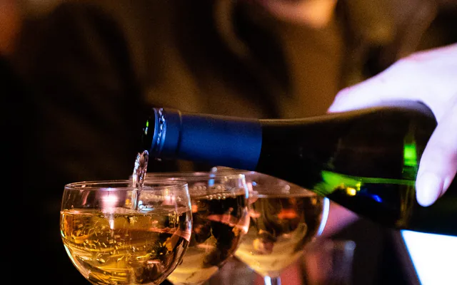 Champagne versé dans une rangée de flûtes lors d’une réception