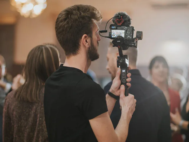 Vidéaste filmant avec un stabilisateur pendant un événement